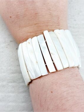 183gc. Cream Shell Bracelet Stretch